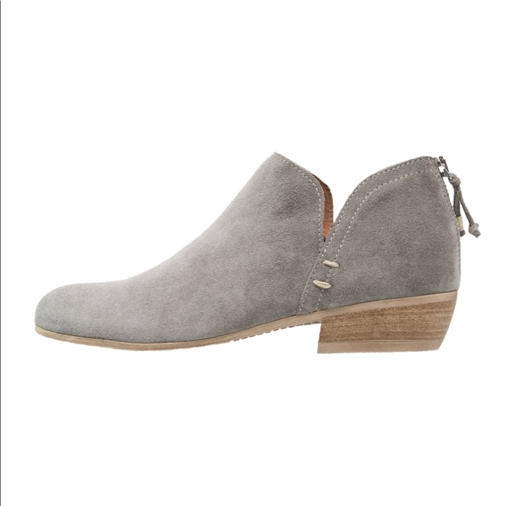 NIB Leather Taupe Split V Low Cut Ankle Booties - Picture 3 of 4